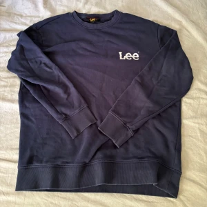 Lee tröja - En mörkblå tjocktröjan från Lee. Den är använd men det syns inte! Skriv om du har fler frågor🫶
