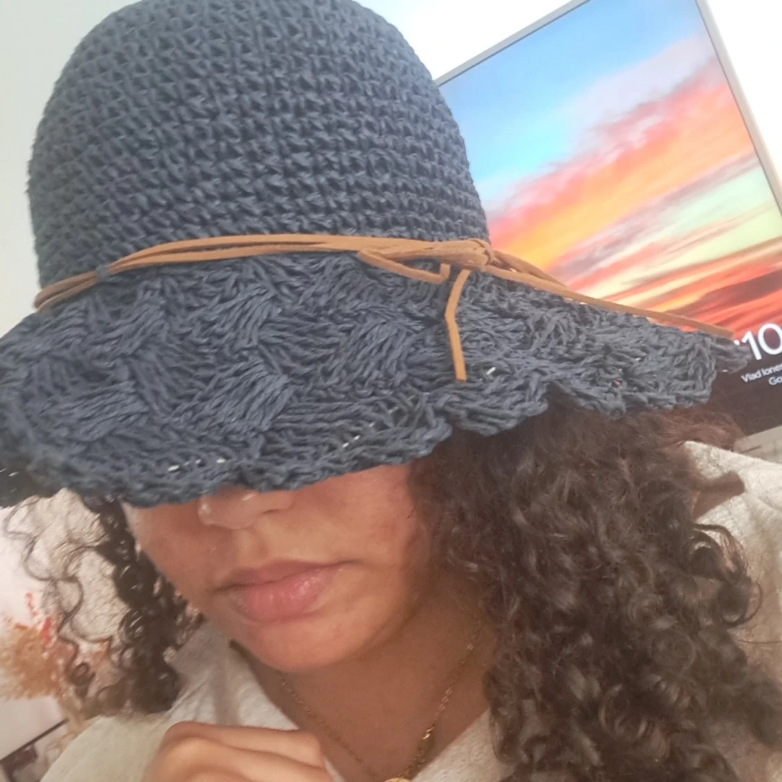 Blå stickad hatt med rosett - 1