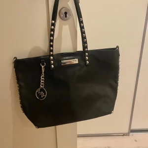Stor svart väska - Stor rymlig väska i mycket bra skick!