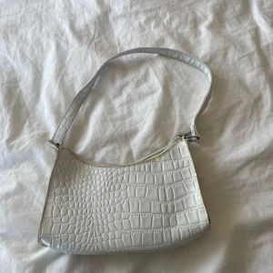 Vit Handväska  - Vit handväska från shein, använd flera gånger. Bra skick