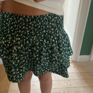 Grön sommar kjol! - Volang kjol från Lindex den e så skön o har elastisk midja den e grön med massa gul vita blommor i storlek 152