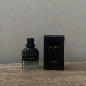 Valentino Uomo Born in Roma Green Stravaganza Eau de Toilette - Valentino Uomo Born in Roma Green Stravaganza är en Eau de Toilette med en unik och elegant flaska. det är en riktig fin doft för sommaren enligt mig passar det både kvinnor och män jag skulle säga att det är ca 35-40 ml kvar priset kan självklart diskuteras 