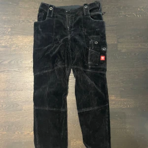 Byxor Manchester  - Byxor Manchester i carpenter still 