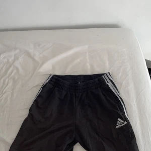 Adidas vanliga shorts - Hej, säljer dessa shorts då jag köpte dem akut, när jag var ute med familjen och behövde ett par shorts, dem fungerar utmärkt och har använt omkring 3 gånger, för mer info kontakt mig gärna, pris går att diskutera.