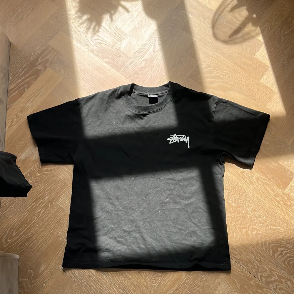 Snyggt stussy plagg, använt typ 3 gånger skick 9/10, kan sänka priset vid snabb affär!. T-shirts.