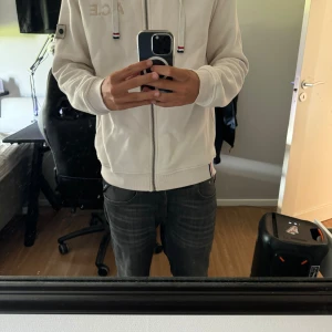 ACE kofta - Säljer denna då den aldrig kommit till användning, den är bara provad, skick 10/10. Nypris runt 750kr