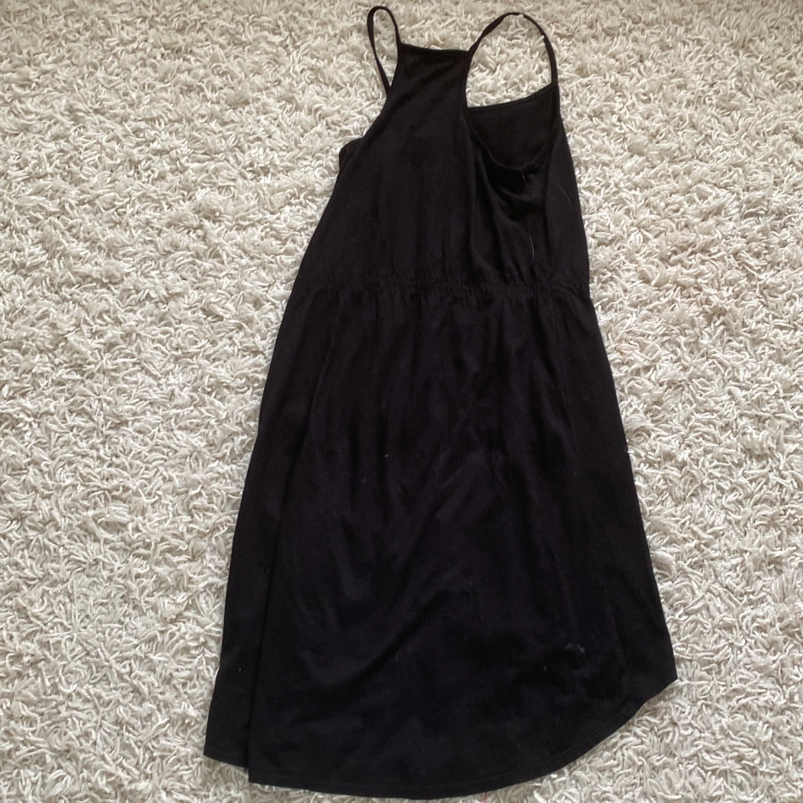 Svart klänning med smala axelband - 90