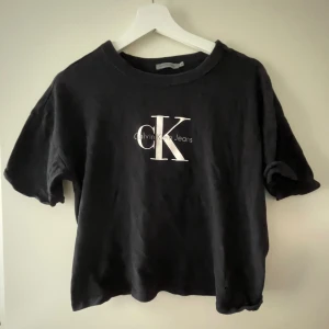 Calvin Klein T-Shirt Svart  - Calvin Klein T-Shirt Svart  Lite grövre material 