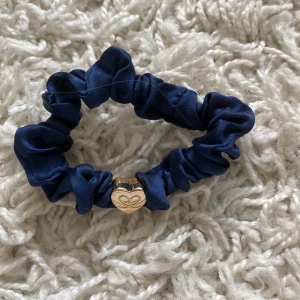 Armband från by Eloise London. - Jätte gulligt marinblått armband från by Eloise London. Har knappt använt det.💕