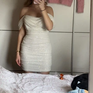Hello Molly klänning - Glittrig paljettklänning helt ny, strl M men passar s