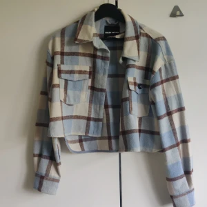 Rutig jacka/overshirt - Rutig tunnare jacka, storlek M. Croppad men lite längre bak. Bra skick