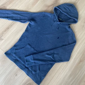 Ralph Lauren hoodie - Säljer en Ralph Lauren hoodie som är i ett väldigt bra skick! Hoodien är i storlek S Hör gärna av dig om du har frågor!