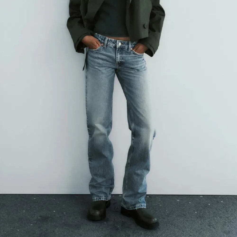 Säljer dom slutsålda low waist straight jeansen från Zara 💓. Jeans & Byxor.