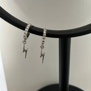 Silver Örhängen! - Jag säljer nu mina silver örhängen från europen köpte för 69kr.  säljer pågrund av att dom kommer aldrig till användning!💋 Dem är i bra skick o så vidare… skriv privat för fler bilder om det skulle behövas💋🎀  KÖPAREN STÅR FÖR FRAKT!