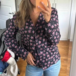 Stjärn blus - Cool skjorta ifrån love Stories! Går att styla på många olika sätt🩷