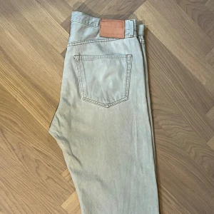 Acne jeans  - Ljusgråa helt fräscha Acne jeans. Vill du ha mått skriv privat de inga problem 💯 andra frågor så äre ba o skriva. De är knappt använda och va för små för mig😔