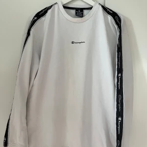 Champion Sweatshirt  - Vit Champion Sweatshirt i storlek M men sitter mer som L