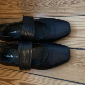 Mary Janes ballerina skor med klack - Super söta klackskor som påminner om Mary janes och ballerina skor! Köpta vintage men kommer aldrig till användning! Fint skick! Skriv för mer💗💗