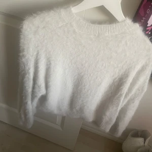Stickad tröja  - En mjuk stickad tröja från H&M.Inte använt många gånger.Säljer tröjan för 80kr