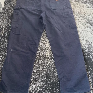 Carhartt carpenter pants - Carhartt byxor köpta på second hand för ca ett år sen. Små färg detaljer går att synas där fram på byxorna men stör inte med byxans design. Snabba bud prioriteras !