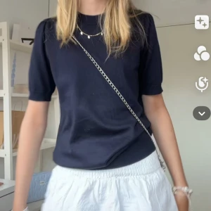 mörkblå stickad tröja - jättefin och skön mörklå stickad tröja med korta ärmar💞märket är Saint Tropez