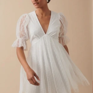 Tulle dot mini dress - Vit klänning från Ginatricot, endast använd en gång men verkligen en jättefin klänning!!🥰🌸💘