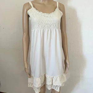 Underklänning cream nattlinne klänning - Skulle inte skada med en vittvätt. 