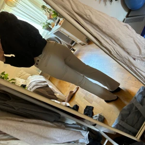 Vintage kostymbyxor - Supersnygga vintage lowwaist kostymbyxor från Zara!! Skriv om du har frågor eller för fler bilder🫶🏼 