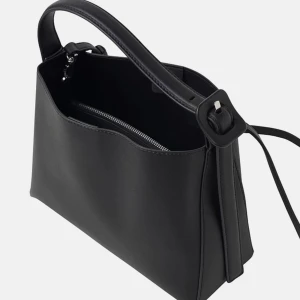 Ny Mango väska  - Säljer min helt nya mango väska som jag har fått i present inte min still. Prislappen är kvar helt ny oanvänd 