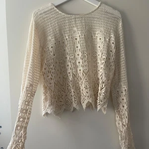 Spetstopp från Zara  - Spetstopp från Zara i Offwhite  Unikt mönster  Fint skick 