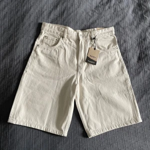 Baggy shorts pull & bear  - Helt nya från zalando, prislapp kvar. Unisex. Beigevita. 