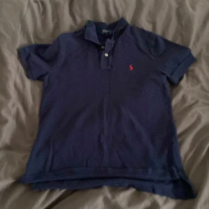 Säljer en Ralph lauren pike storlek S skriv om nån vill köpa  - Bra skick aldrig använt typ säljer för 150 köpt för 700 