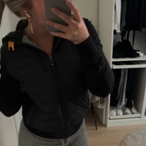 Parajumpers cardigan - Säljer denna super snygga cardigan från parajumper då den inte kommer till användning. Nyskick då den endast använts en gång! Storlek Y-M. Nypris 3200.