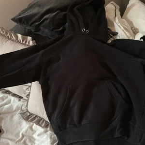 Svart hoodie  - Helt vanlig mysig hoodie, banden är borta men annars i väldigt bra skxika 