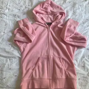 Vintage Juicy Couture i baby rosa, tight passform. Pris kan diskuteras om du är en allvarlig köpare. !!STORLEK M MEN EGENTLIGEN PASSAR XS-S!!!