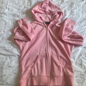 Vintage Juicy Couture  - Vintage Juicy Couture i baby rosa, tight passform. Pris kan diskuteras om du är en allvarlig köpare. !!STORLEK M MEN EGENTLIGEN PASSAR XS-S!!!