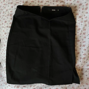 Kjol - Kort kjol med liten slits på sidan från bikbok och dragkedja på svanken. Säljer pga för liten. Superfint skick!