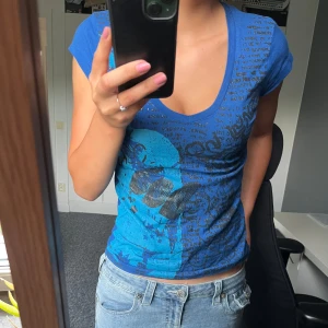 Blå t-shirt  - Säljer denna t-shirt med coola tryck😍