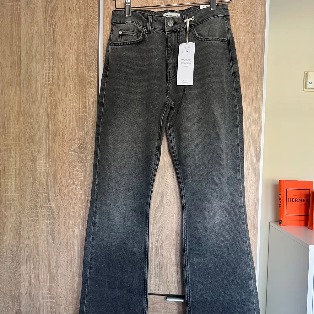 Säljer ett par gråa jeans från Gina i modellen ’full length flare jeans’. Helt oanvända med prislapp kvar. Säljer dem då dem är för långa på mig (är 153cm)🫶. Jeans & Byxor.