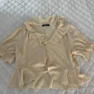 Jättesöt gul/beige färgad blus från Gina Tricot! Aldrig använd därav inga defekter🤍 Den är i stl L men passar som en S-M. Hör av er vid frågor eller fler bilder!