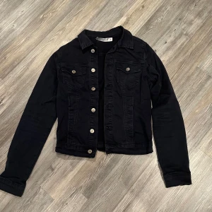 Jeansjacka -  Säljer denna jeansjacka, fint skick❣️ är i ett stretchigare jeans material☺️