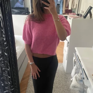 Stickad t-shirt med puffärm - Rosa mjuk stickad tröja med puffärmar🤩 Tröjan är från zara, är i storlek XS och användts ett få antal gånger💕