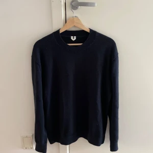 Stickad tröja från Arket! - Skön stickad tröja från Arket! / perfekt skick! / perfekt till dig som gillar större pass form! / nypris: 899kr / DM för bild på!