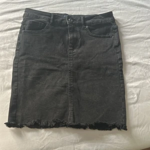 Jeanskjol  - Jätte söt mörk grå jeanskjol från Pieces. Bra skick aldrig använt, storlek M