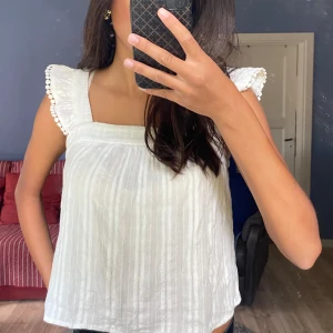 Vitt volanglinne  - Vitt linne från Shein i storlek Xs men passar också S🥰