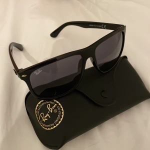 Rayban - Tja säljer nu mina riktigt feta rayban glasögon, säljer de för att jag köpte fel modell de är sprillans nya, färgen är svart glansig 