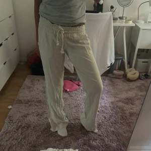 Roxy linnebyxor beiga med lappen kvar! - Byxorna är i en jättefin beige för och dom är aldrig använda endas testad!💗 