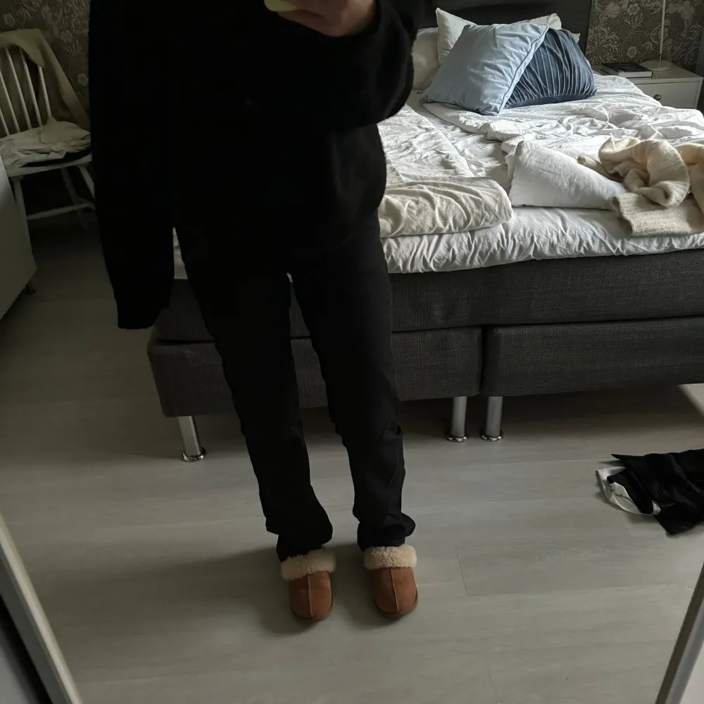 Säljer dessa svarta raka, lågmidjade jeans ifrån bikbok. Dem är i storlek 24 vilket motsvarar storlek 32. Använda ett fåtal gånger. Inga defekter. Hör av dig vid frågor.🩷. Farkut & Housut.