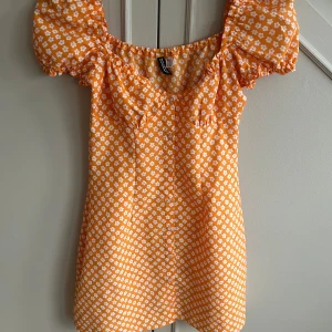 Orange klänning  - Sommarklänning, kort från Hm. Har små vita blommor på sig. Storlek 34. 🧡🧡🧡