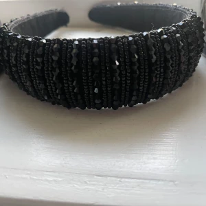 Svart diadem - Säljer detta jättesnygga diademet då det inte används längre🤩Billigare pris då den har en liten skada men som man inte märker av så mycket.🥰